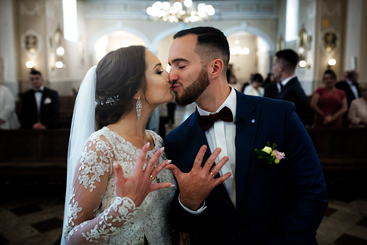 Ceremonia ślubna w kościele, pierwszy pocałunek